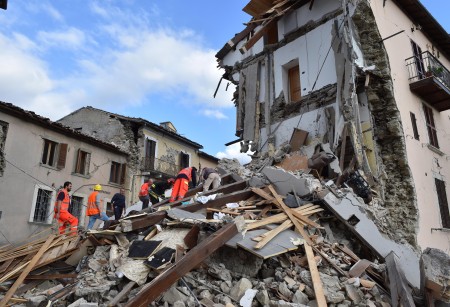 消防员和其他救援者在瓦砾中寻找生还者。 (STR/AFP/Getty Images)