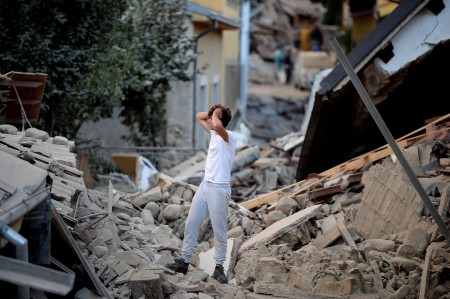一个男人站在断壁残桓中。(FILIPPO MONTEFORTE/AFP/Getty Images)