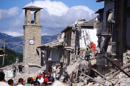 消防員和其他救援者在瓦礫中尋找生還者。 (FILIPPO MONTEFORTE/AFP/Getty Images)