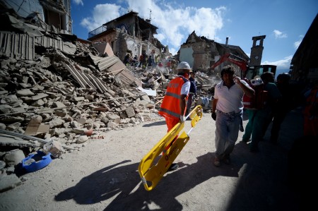 救援人员在奔波忙碌。 (FILIPPO MONTEFORTE/AFP/Getty Images)