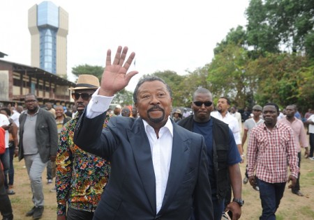 8月27日，加蓬總統候選人讓·平（中間舉手者）抵達投票所。（ STEVE JORDAN/AFP/Getty Images)