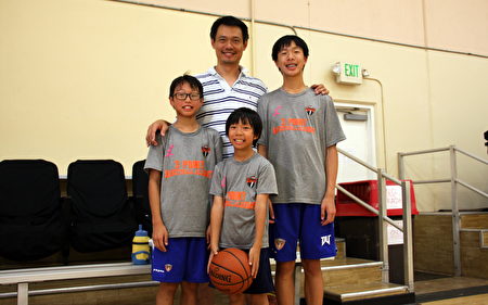 郭家暢帶著三個孩子一起來打籃球，增進親子間情感。(徐綉惠/大紀元)