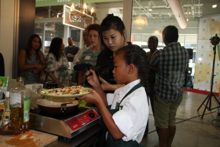 9歲的克里奇 (Reyana Krich)製做了有韓國風味披薩獲季軍。(徐綉惠/大紀元)