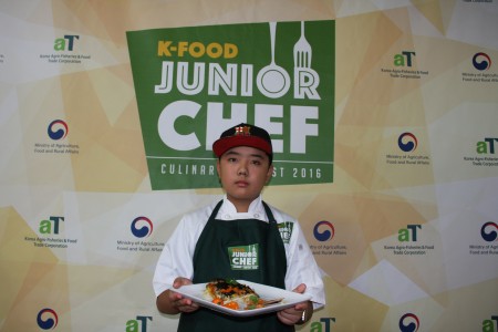 13歲的巴里 (Barry)用了韓國泡菜、海苔製作「田園風光焗麵」獲得亞軍。(徐綉惠/大紀元)