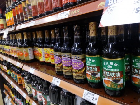 南加超市珠江桥牌酱油豉油。（李骏/大纪元）