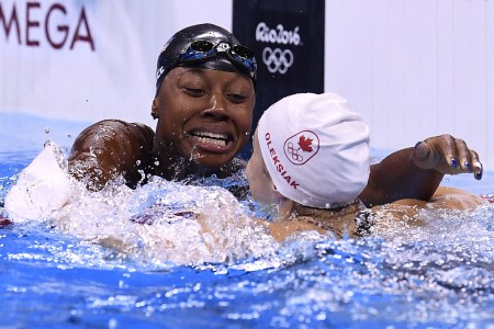白人或亚洲人是奥运泳赛领奖台的常客，非裔则很少。20岁美国女将曼纽尔首次参加奥运，便与加拿大人奥莱西亚在女子100米自由泳中分享金牌。（AFP）