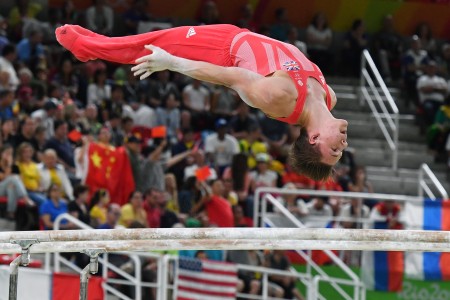 英国人维特洛克在双杠比赛中。 (BEN STANSALL/AFP/Getty Images)