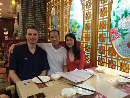 王晓丹（右）18岁离开父亲（中），18年后的2016年才与父亲在中国重逢，可是幸福是那么短暂。左一为王晓丹丈夫杰夫。（王晓丹提供／大纪元）