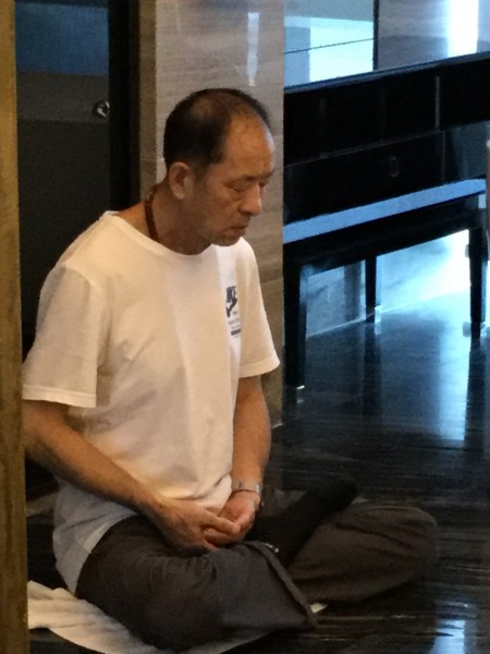 2016年8月6日护照被中共海关剪掉的那一天，王治文独自打坐，女儿伤心落泪，感到父亲在中国是那么孤独。（王晓丹提供／大纪元）