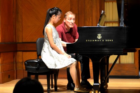 伊士曼音乐学院钢琴系主任Douglas Humpherys在寇第斯音乐学院指导王春懿弹琴。（大纪元/良克霖）