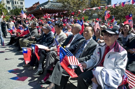 2013年6月8日，500多名侨胞从湾区各地赶到旧金山唐人街花园角参加护旗大会。莫铿（ 右二）也有参加。（大纪元资料照片）