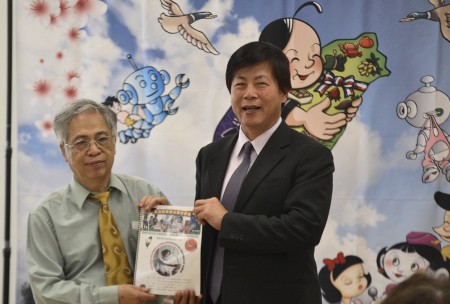 北加州台湾学校联合会会长曾鸿图（左）向经文处马钟麟处长赠送纪念品。（梁博／大纪元）