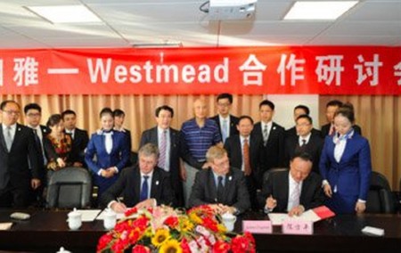 TTS两任主席所在的Westmead医院，与湘雅三院有合作关系，前排左起为查普曼、奥康及湘雅三院院长陈方平。（网络图片）