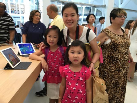 田小姐和两个可爱的女儿在苹果店里。