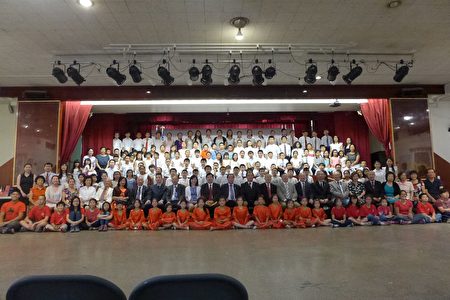 紐約華僑學校暑假班昨（18日）在中華公所禮堂畢業。