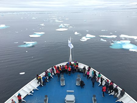 船行駛在滿是冰山的海面。