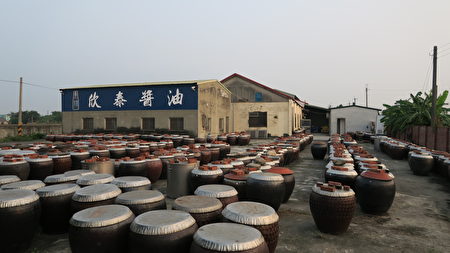 欣泰酱油酿造厂的陶缸日嚗180日。（黄俊龙提供）