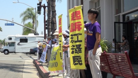 法轮功学员，用横幅和展板，希望让更多中国人，了解中共对人权的残酷迫害。（薛文/大纪元）
