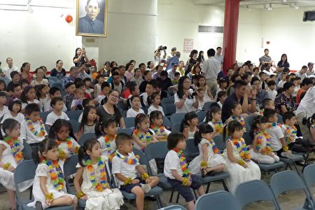 紐約華僑學校昨（18日）在中華公所禮堂舉行「暑期班畢業成果匯報會」，展示7個星期以來的學習成果。