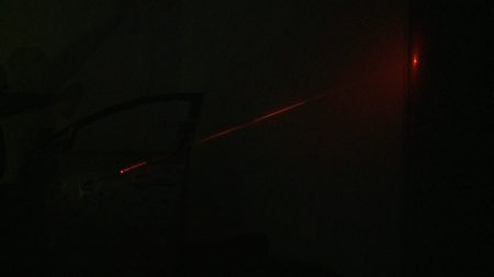 黑暗中可以看到明显的红色弹道影像。