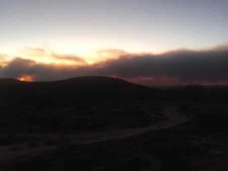 16日，布魯卡（Blue Cut）山火造成往賭城公路上濃煙密布，白天也看不見太陽。（美聯環球旅遊導遊劉帆提供）