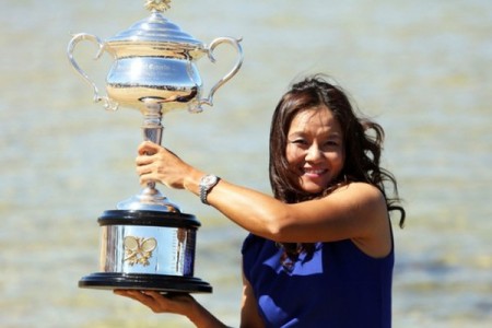 捧得2014澳大利亚网球公开赛女子单打冠军的李娜。(Graham Denholm/Getty Images)