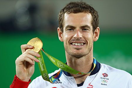 英國網球名將、世界排名第二的安迪•穆雷衛冕奧運男子網球單打冠軍成功，成為奧運史上第一位連續兩屆贏得這個項目金牌的選手。 （Clive Brunskill/Getty Images）