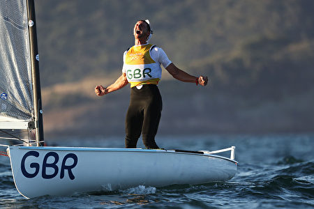 14日舉行的奧運水上項目芬蘭人級帆船賽中，首次參戰奧運的蓋爾斯•司各特（Giles Scott）以明顯的優勢領先。如果沒有極其特殊的情況，在他星期二參加完這個比賽的最後一個項目之後，冠軍非他莫屬。 （Clive Mason/Getty Images）