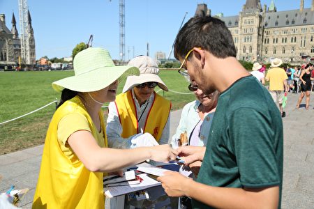8月26日法轮功在加拿大首都渥太华国会山，呼吁即将访华的加拿大总理敦促习近平政府帮助停止迫害。（任乔生）