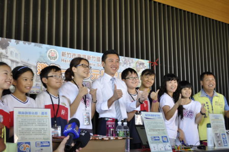 新竹市长林智坚(右6)和新竹国小师生合影，称赞小小科学家表现优秀。（赖月贵／大纪元）