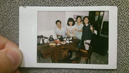 网友Jenny Chang 寄来一张家庭照片，鼓励王晓丹继续加油。（网络截图）