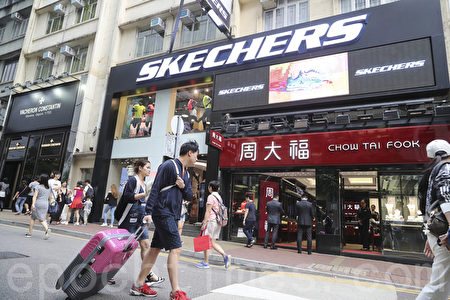 SKECHERS香港区总裁梁成永认为，现今人热爱健康，加上运动品属中价产品，故抗跌力强。（余钢／大纪元）