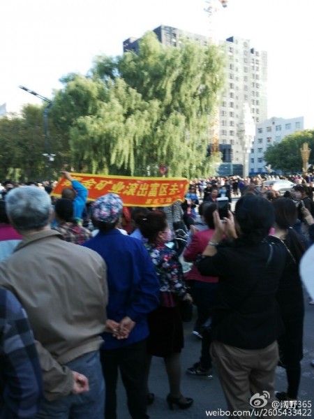 連續兩日，黑龍江齊齊哈爾市富拉爾基區數千民眾聚集在區政府前，抗議政府引進紫金礦業10萬噸銅冶煉項目污染環境。(網絡圖片)