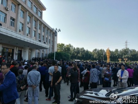連續兩日，黑龍江齊齊哈爾市富拉爾基區數千民眾聚集在區政府前，抗議政府引進紫金礦業10萬噸銅冶煉項目污染環境。(網絡圖片)