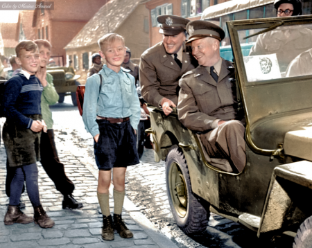 艾森豪威爾將軍乘坐吉普車駛過德國一小學時，向三個德國小學生微笑。(Courtesy of Marina Amaral)