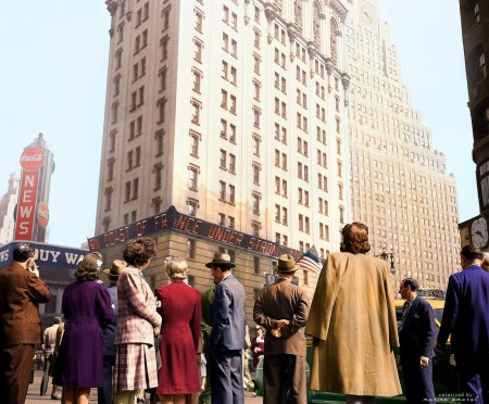 1944年6月6日，紐約時代廣場上的人們正仰頭閱讀關於盟軍諾曼底登陸的滾動新聞。(Courtesy of Marina Amaral)