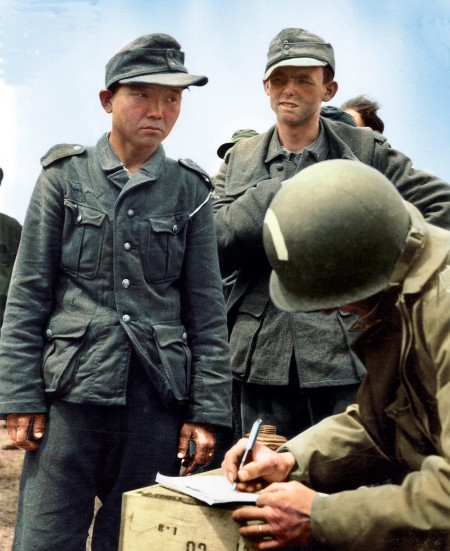  二戰中曾為日本皇軍、蘇聯紅軍和納粹黨衛軍打仗的朝鮮裔軍人楊景鍾（Yang Kyoungjong，1920—1992，左）。(Courtesy of Marina Amaral)