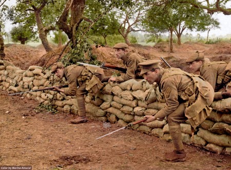士兵冲出战壕，越过砂袋防护墙。(Courtesy of Marina Amaral)