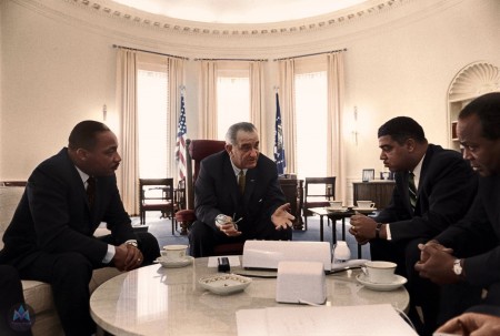 美國總統林登‧約翰遜（中）與馬丁‧路德‧金（左）等民權運動代表會晤。(Courtesy of Marina Amaral)