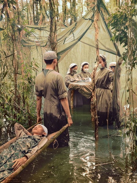 1970年9月15日，柬埔寨民族游擊分子Danh Son Huol在金甌半島沼澤裡一間簡陋的手術室處理傷口。(Courtesy of Marina Amaral)