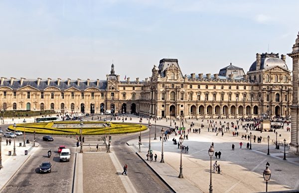 卢浮宫博物馆在巴黎(fotolia)