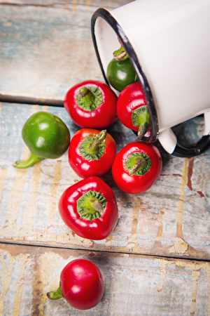 红色和绿色的辣椒（fotolia）