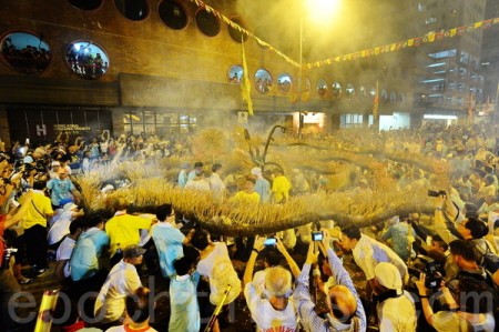 每年中秋节前后，大坑街坊均会按传统舞火龙，不少市民均会到场观看。（宋祥龙／大纪元）