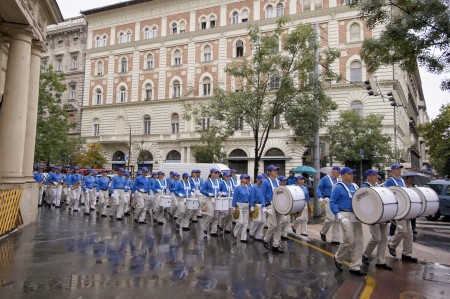 在布达佩斯，冒雨行进中的欧洲天国乐团（大纪元）