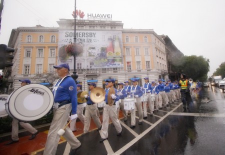 天国乐团冒雨在布达佩斯演奏。（大纪元）