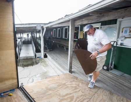 SAINT MARKS, FL - 佛州居民忙着防风灾准备。(Mark Wallheiser/Getty Images)