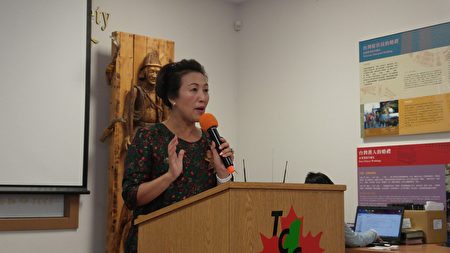 图: 谢秀慧老师（左五）辅导台湾新住民多年，她来温哥华分享了自己的辅导经验与感受。 （邱晨／大纪元）