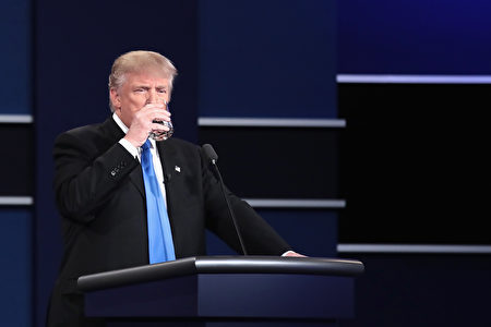 川普在辩论中喝水。(Angerer/Getty Images)