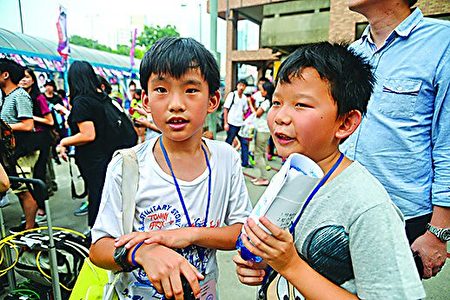 这两位来自小童群益会的义工小记者说，香港的未来是他们的，他们出来是想关心政治，关心香港的未来。（宋祥龙／大纪元）