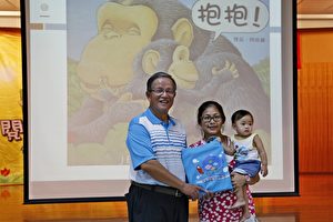 苗栗市長邱炳坤贈禮袋給家長。（許享富 /大紀元）